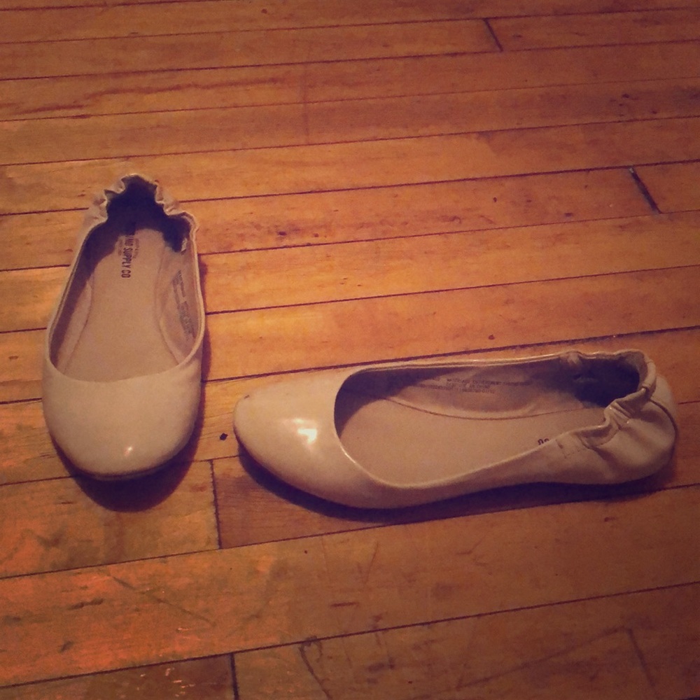 Mossimo beige flats size 7.